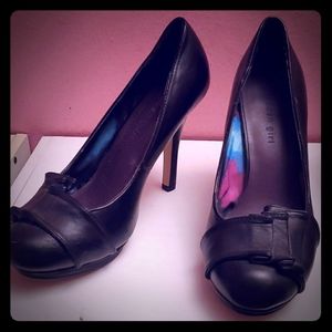 Basic black pumps